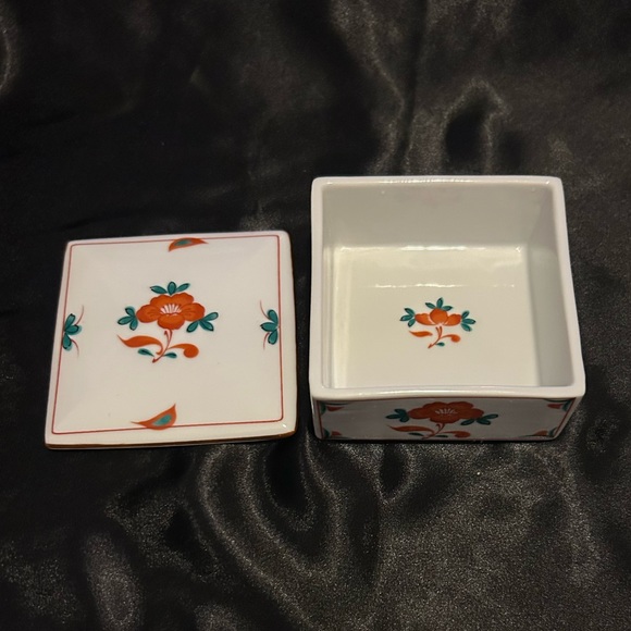 Vintage Porcelain Tiffany Co Square Trinket Box with Red Floral Poppy Design - Picture 4 of 11